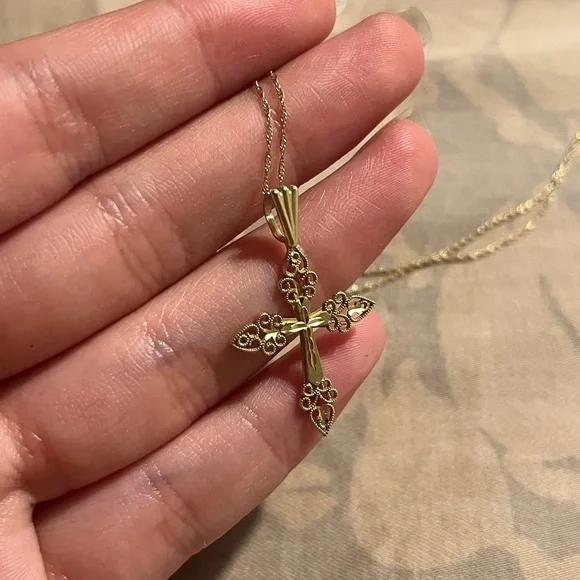 Elegant 14k Gold Filigree Cross Pendant Necklace - Picture 3 of 3
